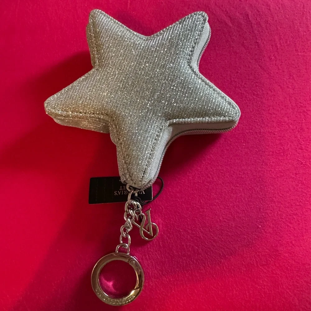 Silver Star Keychain Pouch
Victoria Secret
Brand new
Cute little accessory - Picture 2 of 3